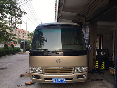 湖北武漢金旅考斯特房車(chē)改裝霸哥電控100段氮?dú)鉁p震器邊開(kāi)邊調(diào)