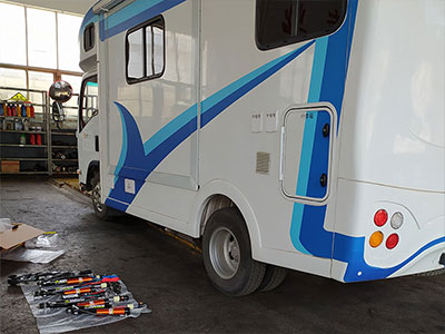 五十鈴700P房車(chē)改裝霸哥氮?dú)鉁p震器100段可調(diào)軟硬案例