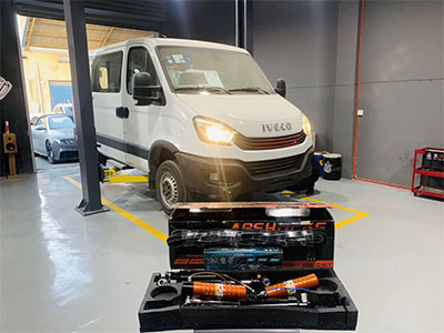陜西依維柯歐勝7座商務(wù)車(chē)減震器改裝霸哥氮?dú)鉁p震器電控款案例